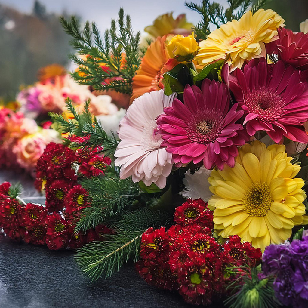 Blumentrauergesteckt auf Grabstein