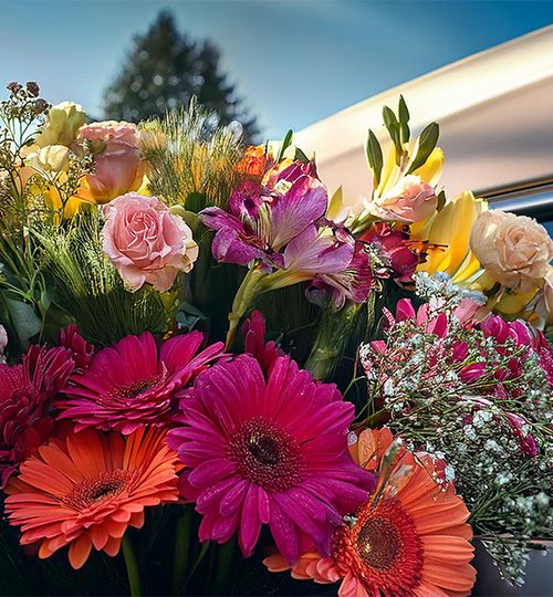 Bunte Blumen zur Bestattung