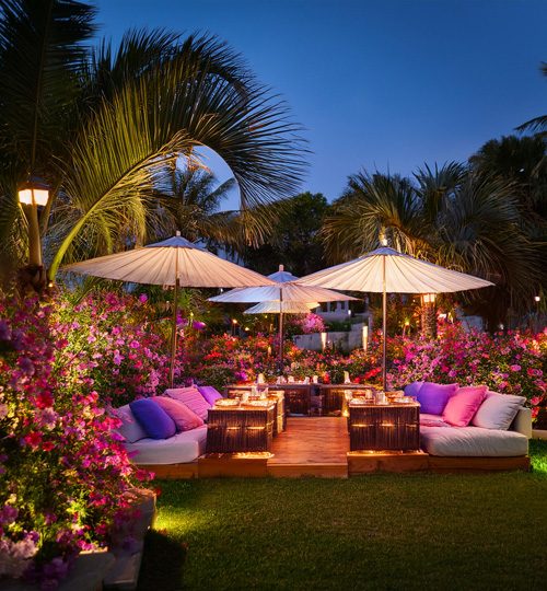 Gartenlounge mit farbiger Pflanzendeko